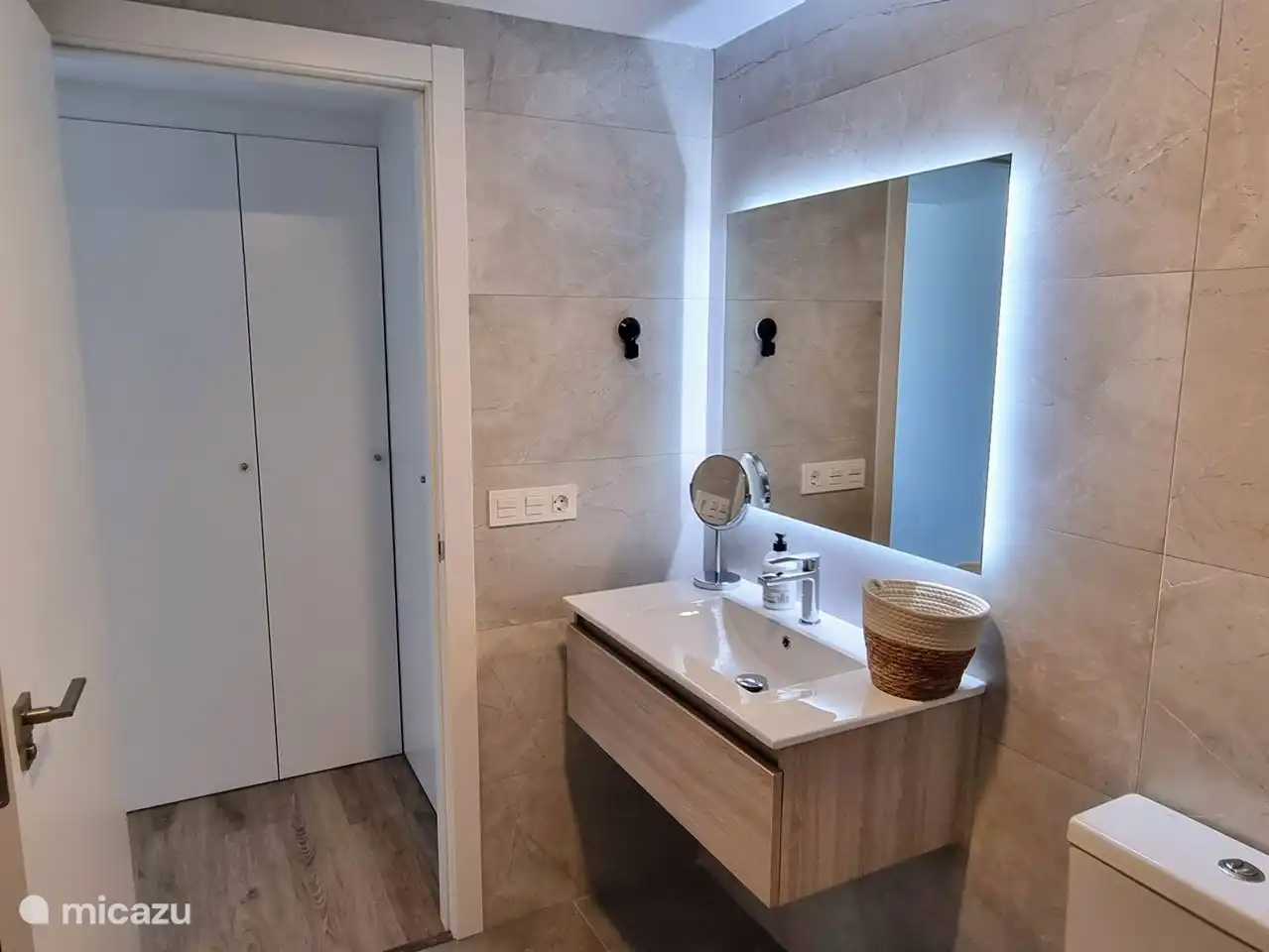 Badezimmer im Hauptschlafzimmer mit 4 Schränken