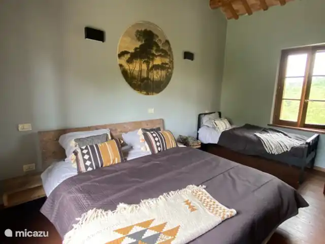 Location de Vacances Italie, Marche, Serrungarina, maison de vacances - Maison de Picchio Chambre à l'étage trois lits