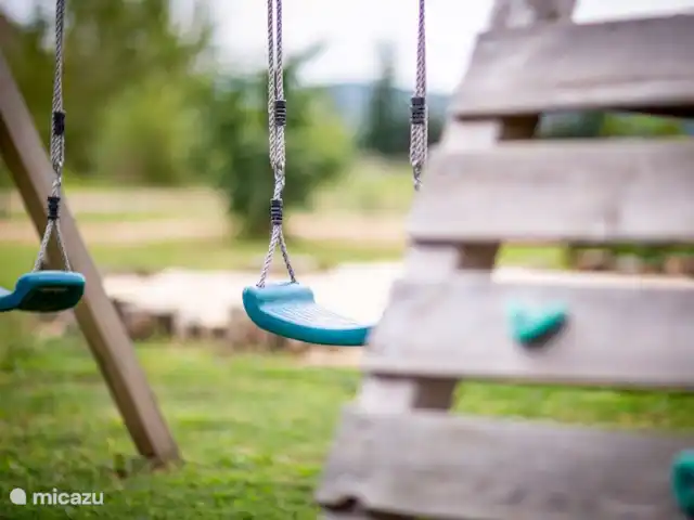 Mas Saint-Michel d'Euzet - Magnolia en Francia, Gard, Saint-Michel-d'Euzet - casa rural / cabaña Zona de juegos con columpios, trampolín grande, arenero, barras giratorias/horizontales, recolección de frutas