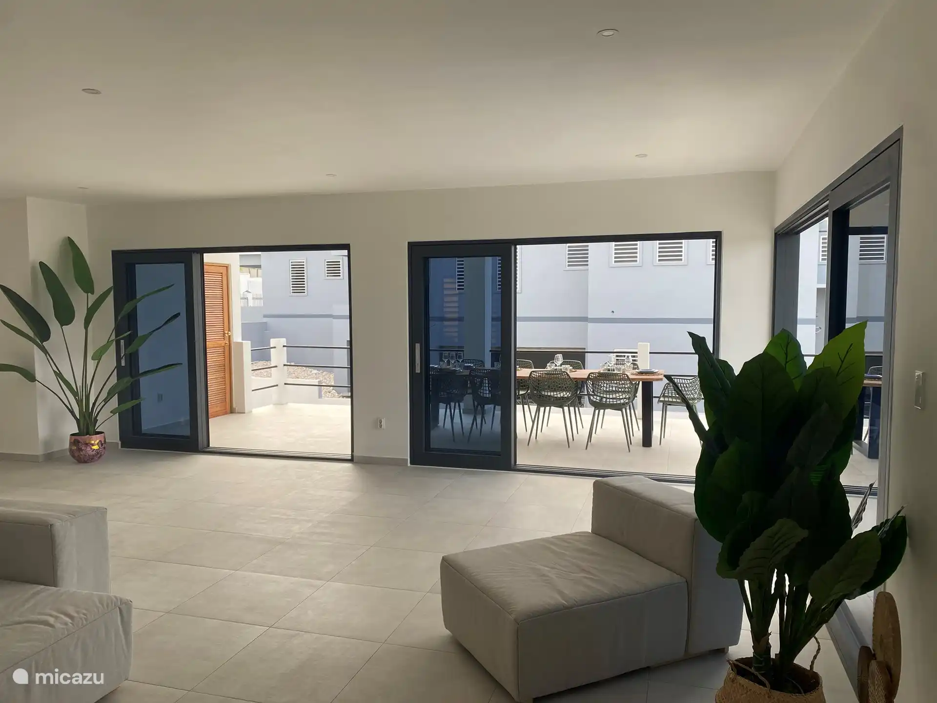 Ruime woonkamer en porch