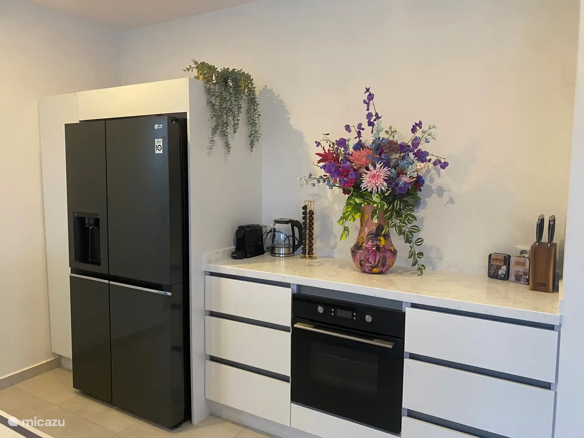 Keuken met Amerikaanse koelkast met water- en ijsdispenser