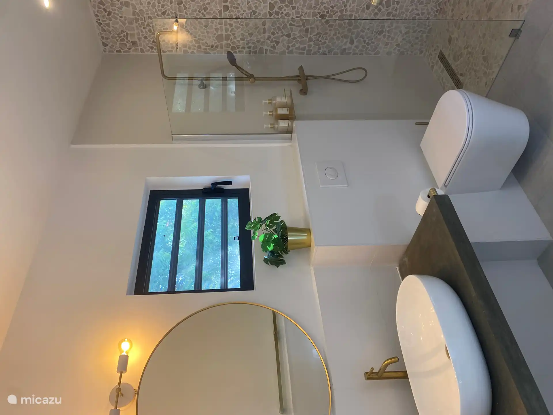 Badkamer en suite van slaapkamer Abou