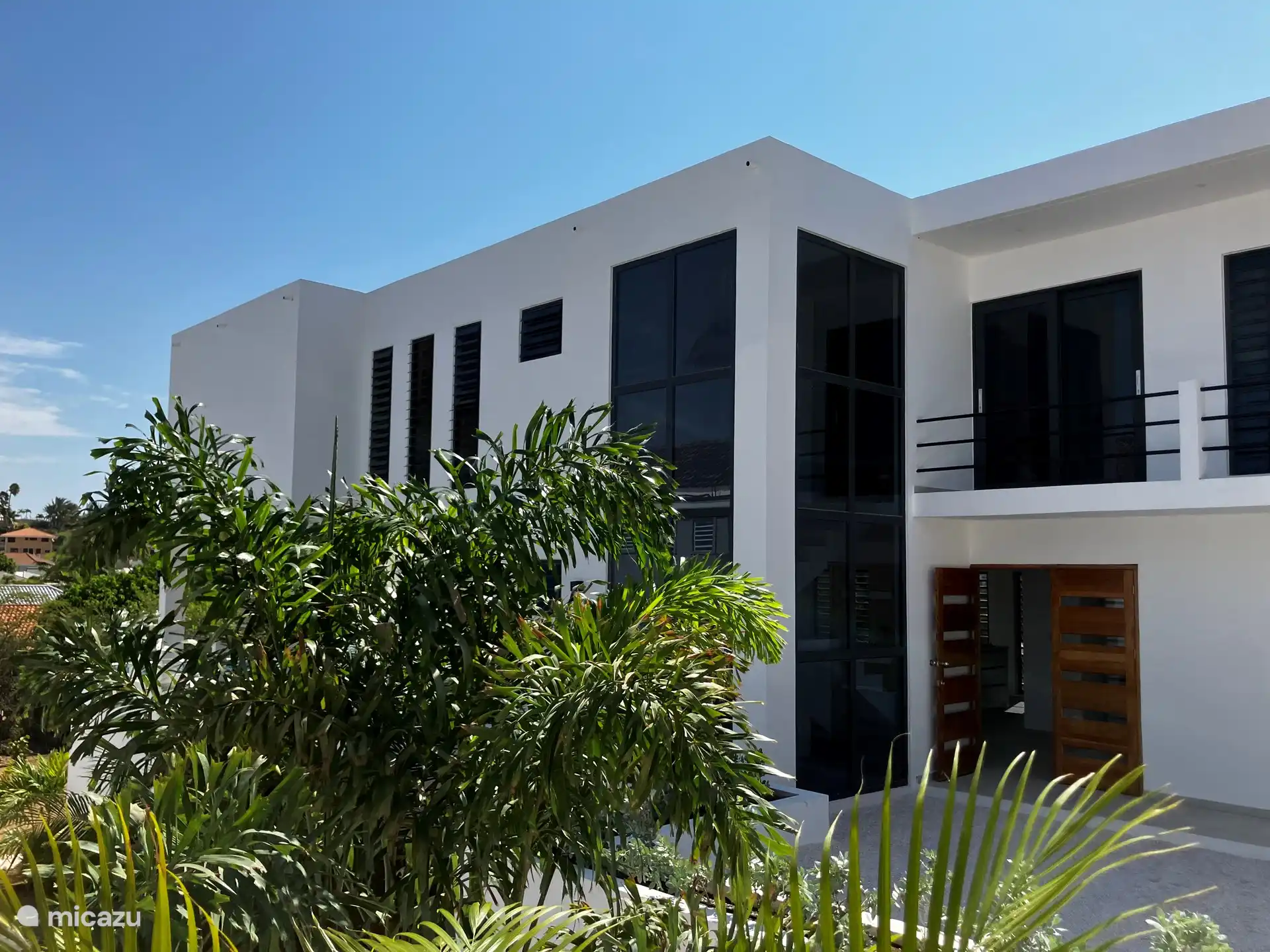 Voordeur aan zijkant van het huis