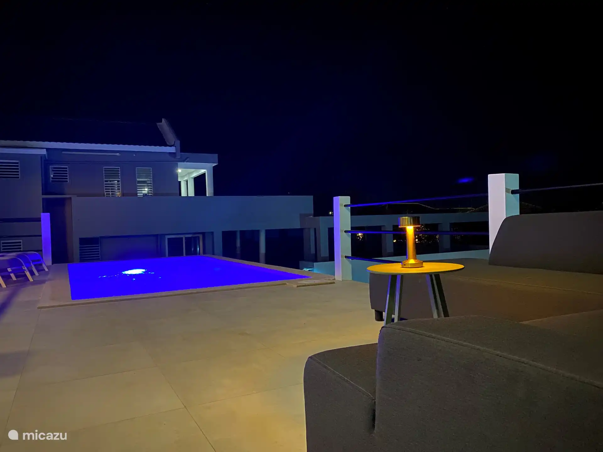 Loungebank op het pooldeck