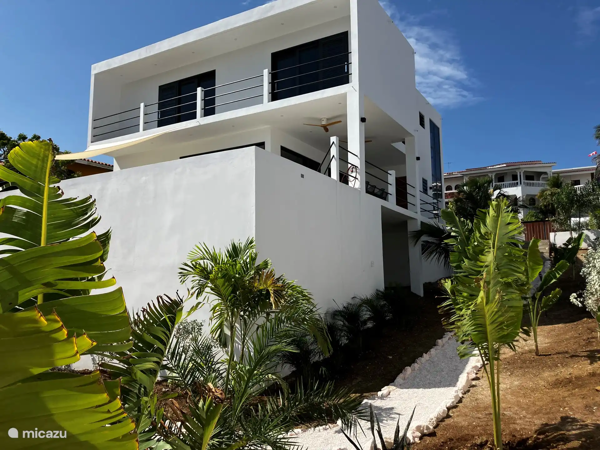 Zij-achterkant van het huis