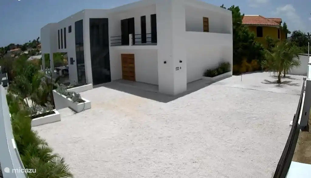 Parkeerplekken binnen het hek