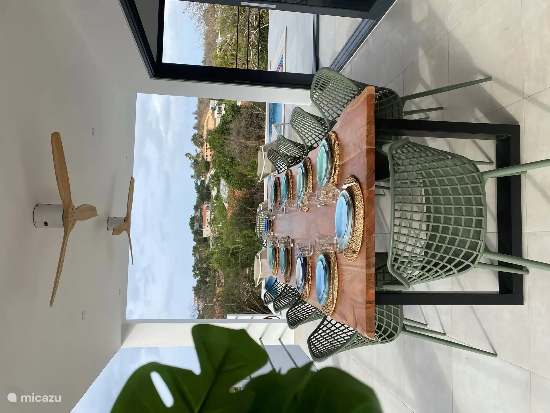 De eettafel op de porch, heerlijk op de wind