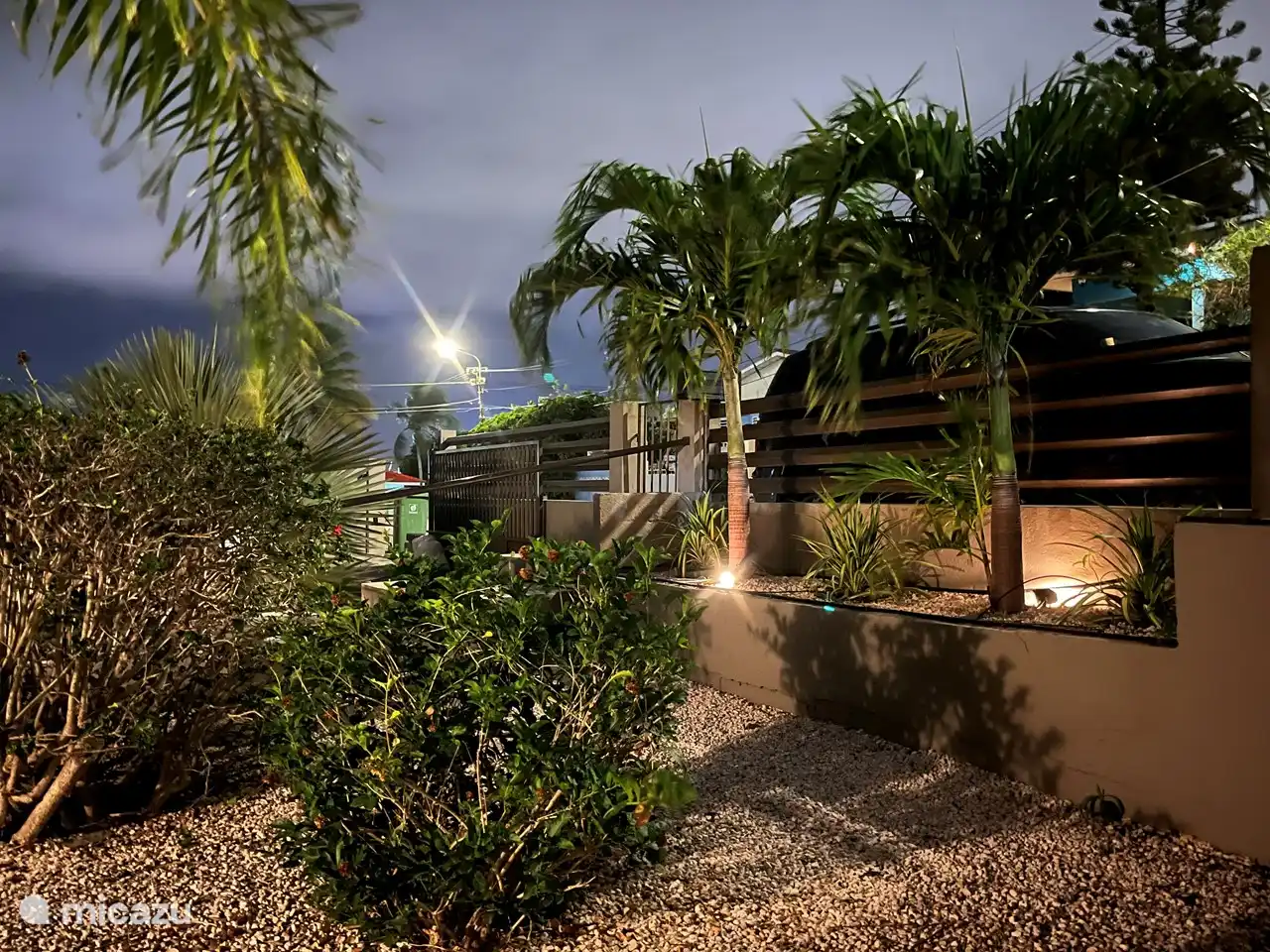 Onze tuin in de avond is op enkele punten sfeervol verlicht. Heerlijk genieten met een glas wijn is zeker een optie