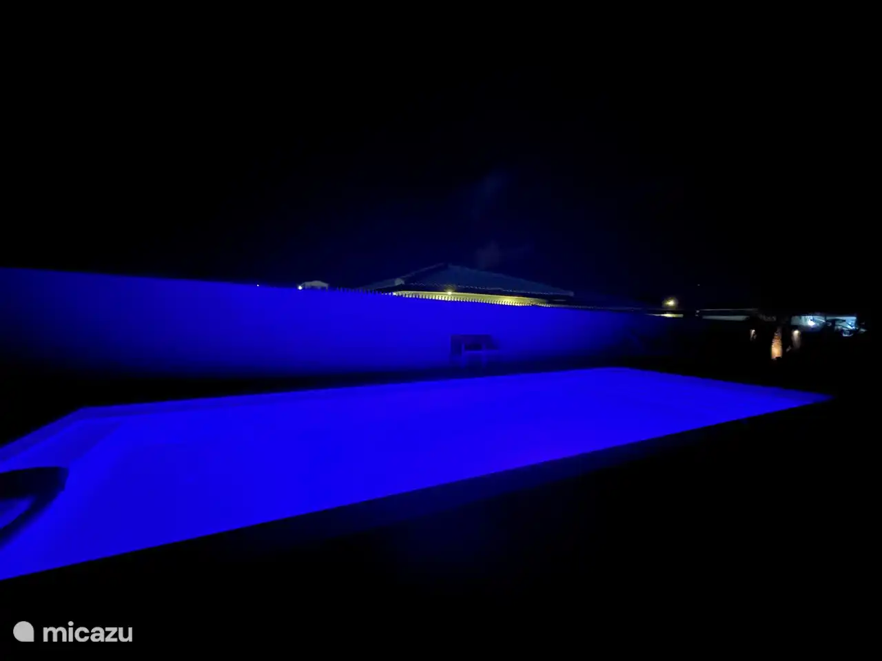 Heerlijk zwemmen in je eigen privé zwembad. Ook in de avond is dat natuurlijk mogelijk.