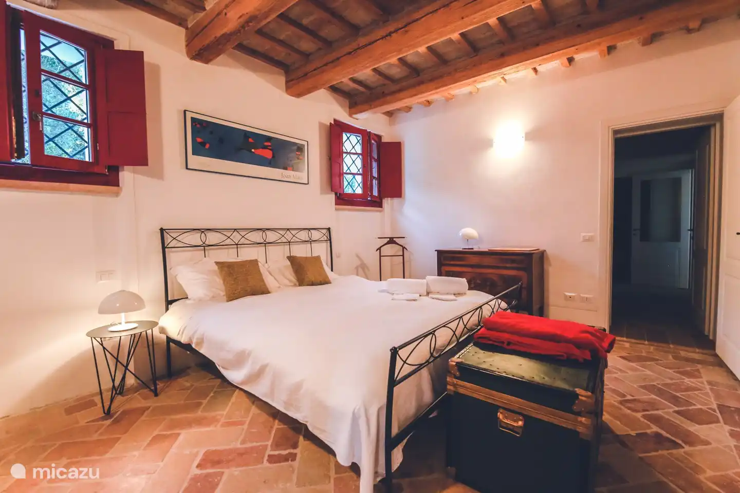 Geräumiges Schlafzimmer mit Kingsize-Bett 180x200 cm und Platz für ein zusätzliches Kinderbett