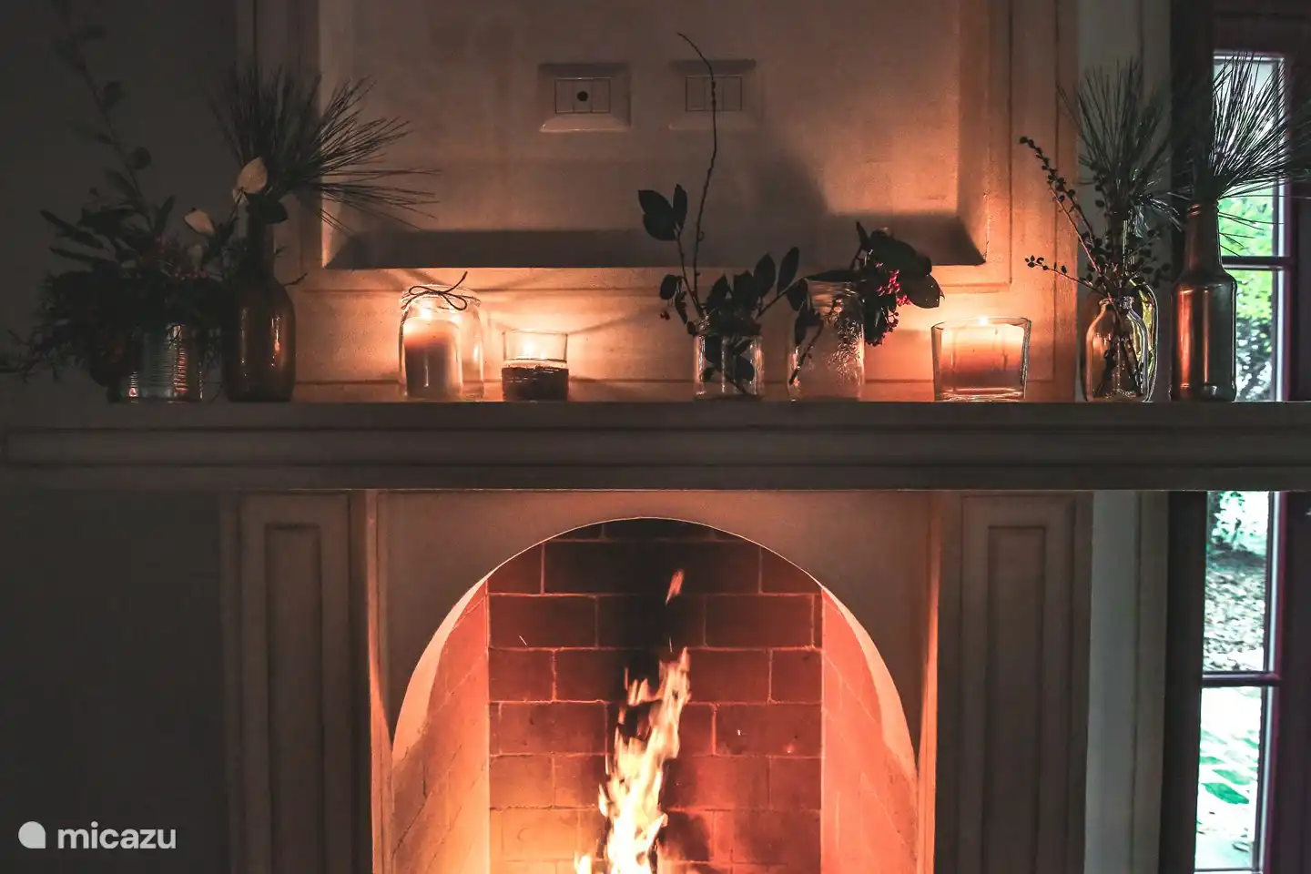 Der einzigartige Kamin sorgt für stimmungsvolle Urlaubstage im Herbst oder Winter