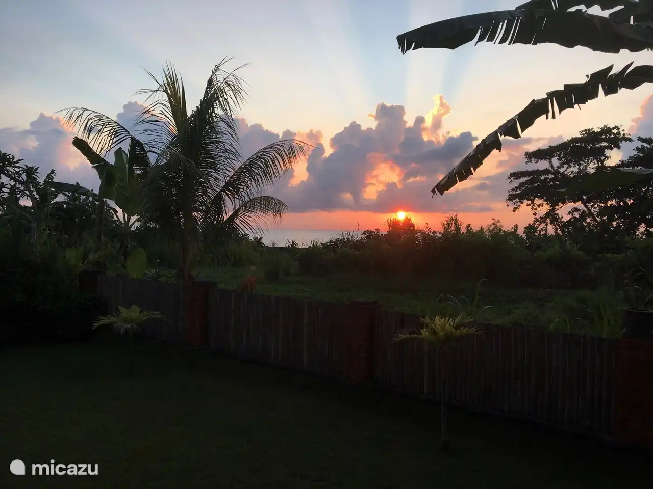 Sonnenuntergang kann von der hinteren Terrasse gesehen werden
