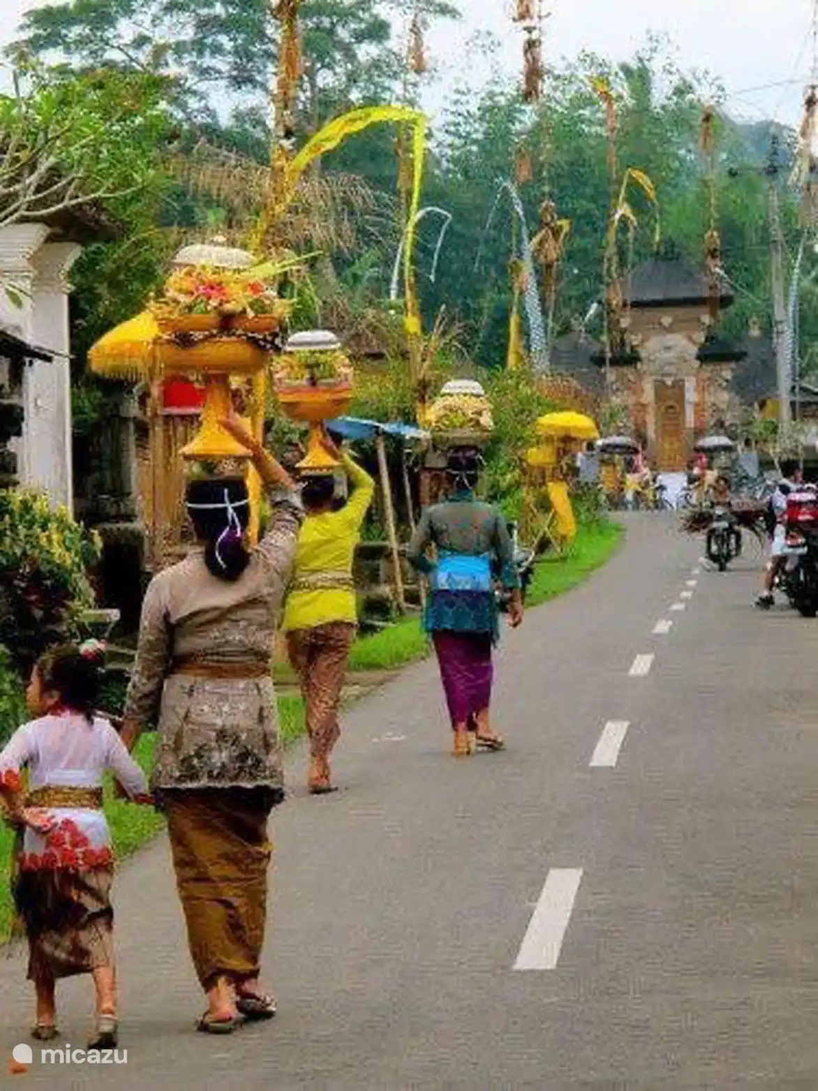 Zeremonie in Richtung Strand