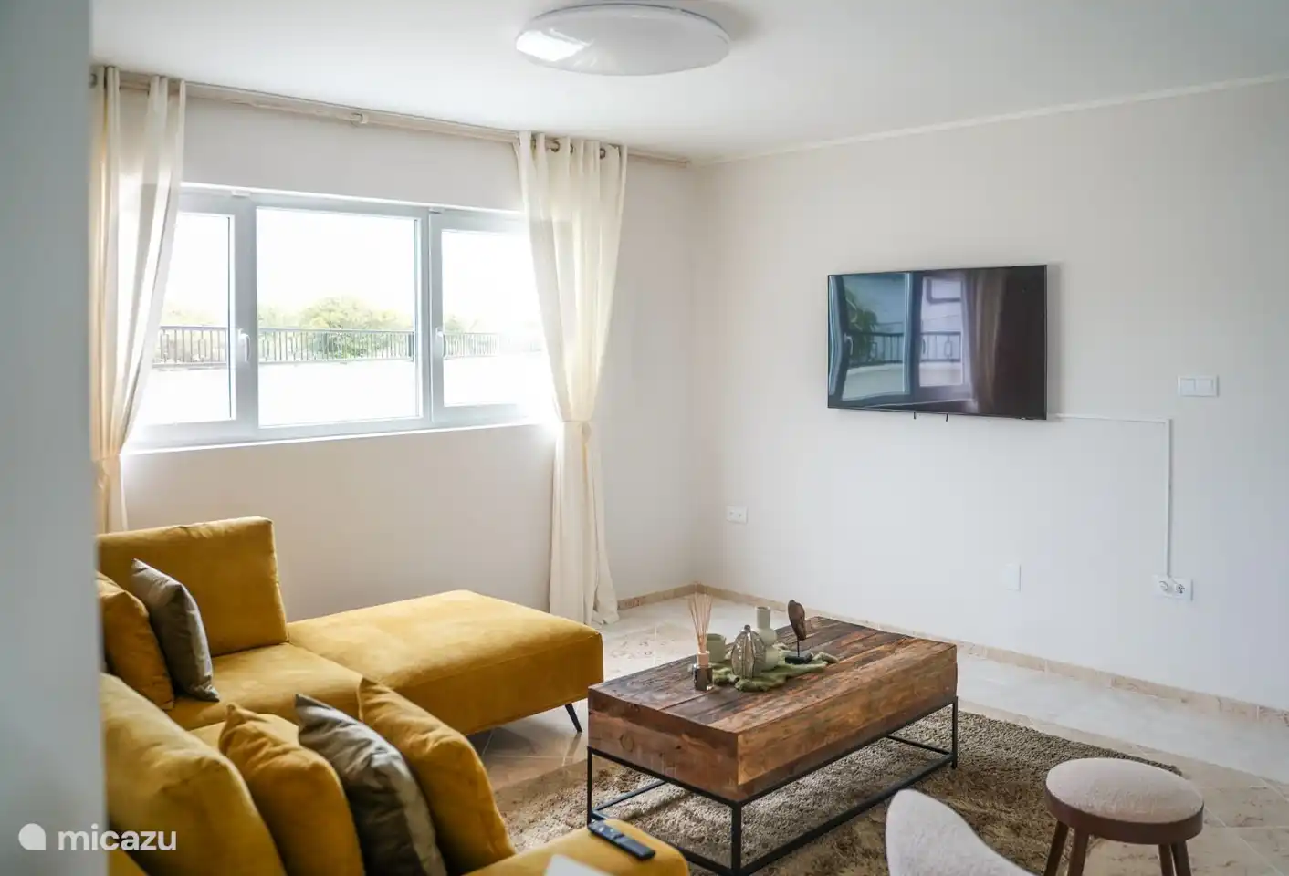 ein anderer Winkel des Wohnzimmers