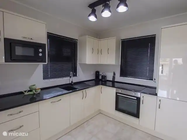 Chong’s Villa huren in Curaçao, Banda Abou (west), Grote Berg - villa Keuken met alles wat nodig is