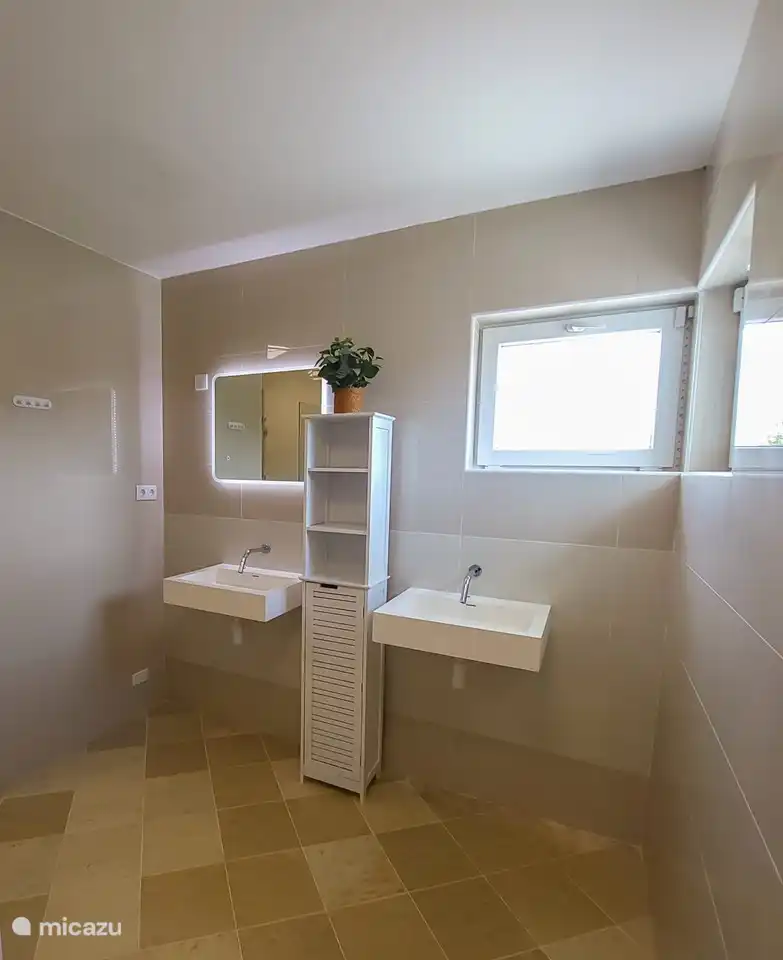 Großes Badezimmer im Erdgeschoss