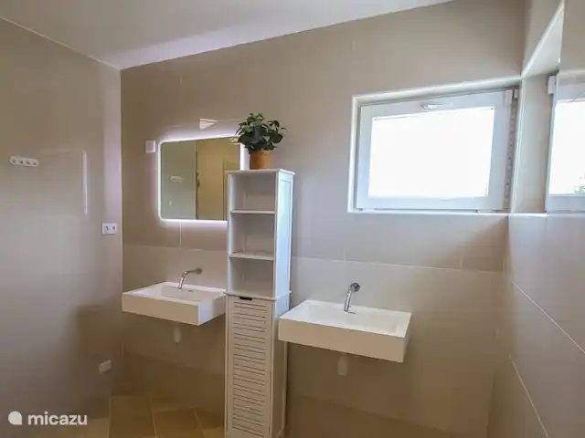 Chong’s Villa huren in Curaçao, Banda Abou (west), Grote Berg - villa Grote bad kamer beneden