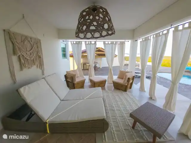 Chong’s Villa huren in Curaçao, Banda Abou (west), Grote Berg - villa Dit is de achter terras. Zoals je kan zien  een mooie uitzicht onder een dak