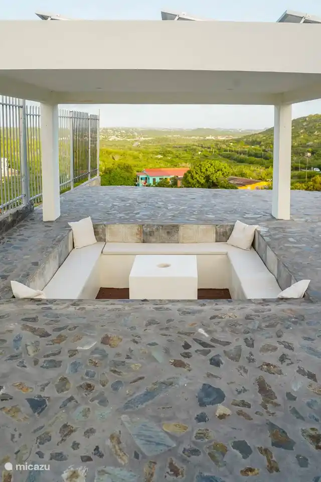 Lounge im Freien. Schöne Aussicht. Dieser ist jetzt komplett mit Zäunen verschlossen.