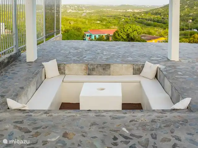 Chong’s Villa huren in Curaçao, Banda Abou (west), Grote Berg - villa Buiten lounge. Mooie uitzicht. Dit is nu helemaal afgesloten met hekwerk.