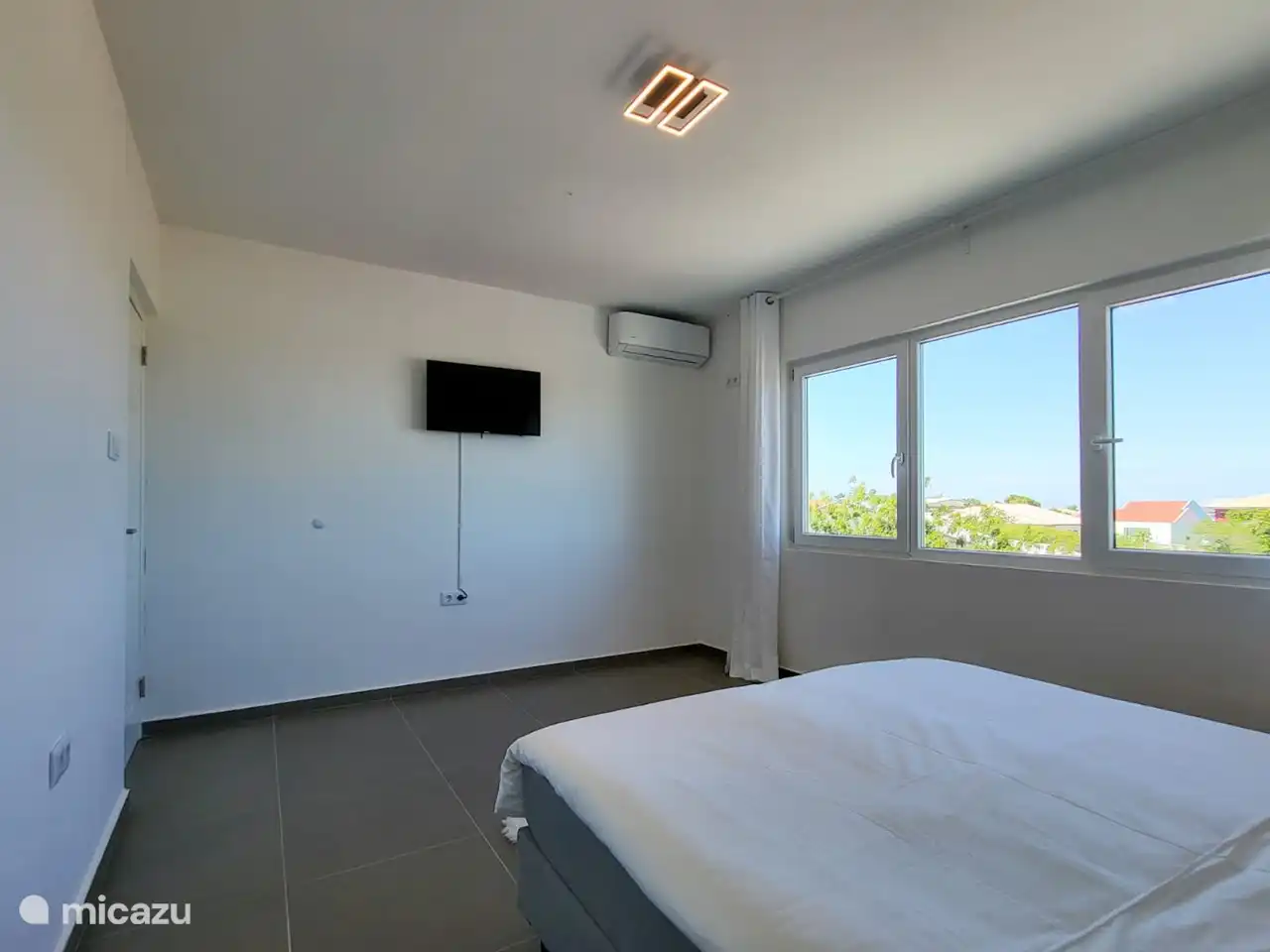 Mit Klimaanlage und TV