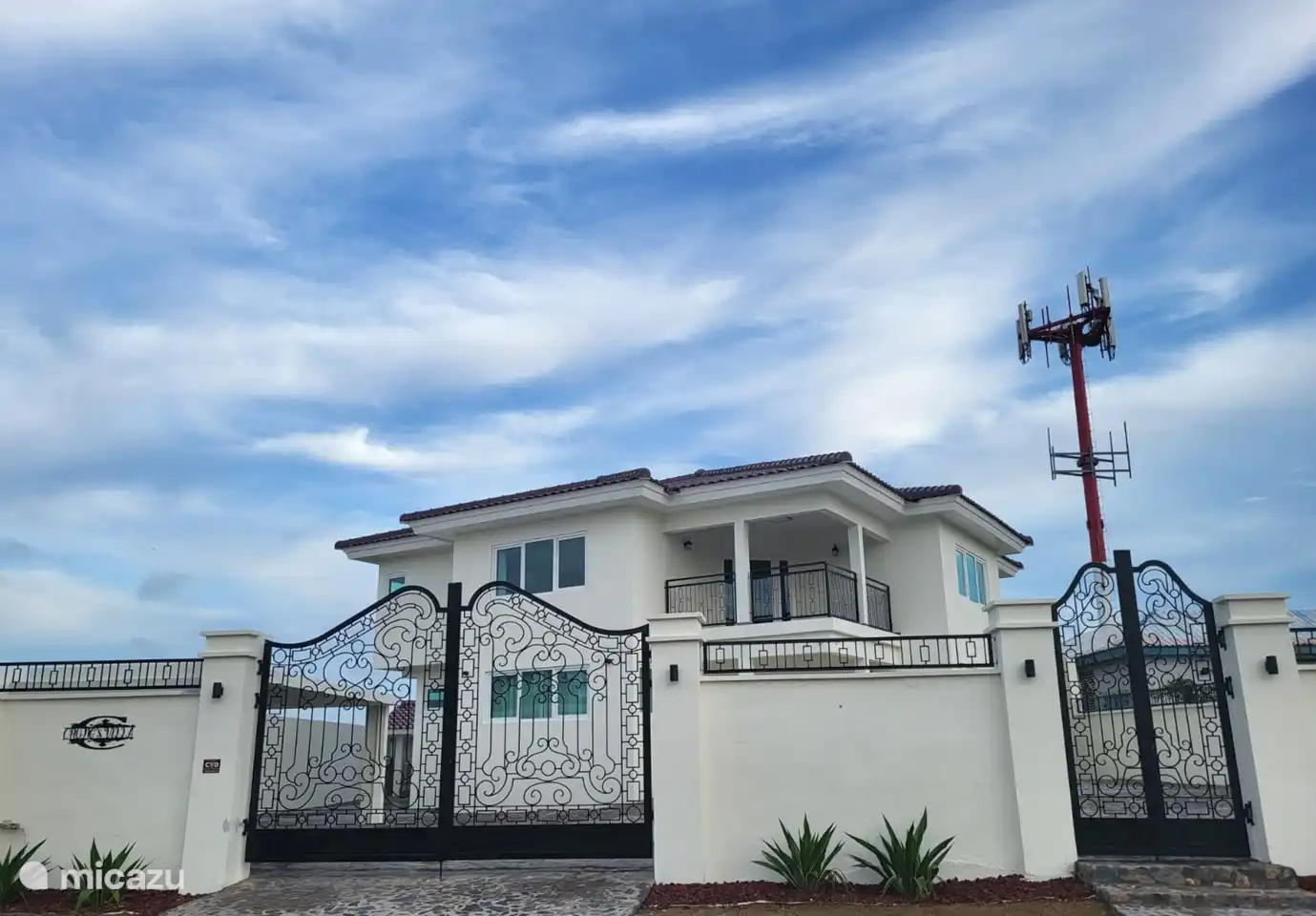 Haupteingang. Tore öffnen mit Fernbedienung.