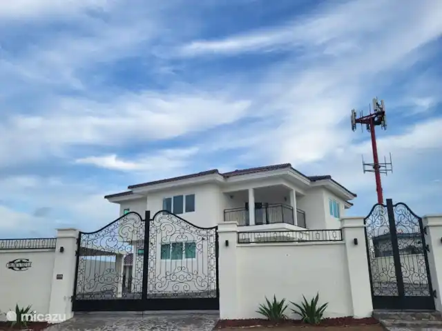 Chong’s Villa huren in Curaçao, Banda Abou (west), Grote Berg - villa Hoofd ingang. Hekken gaan open met remote.