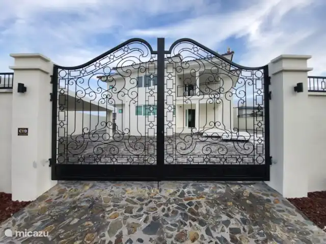 Chong’s Villa huren in Curaçao, Banda Abou (west), Grote Berg - villa Hoofd ingang van de villa.
