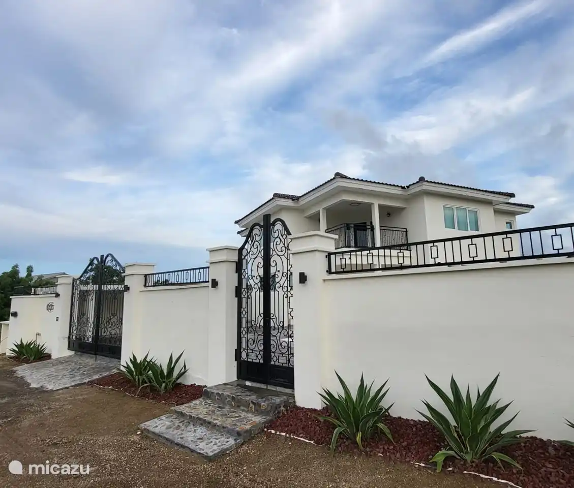 Villa von der Seite.