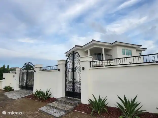 Chong’s Villa huren in Curaçao, Banda Abou (west), Grote Berg - villa Villa van de zijkant.
