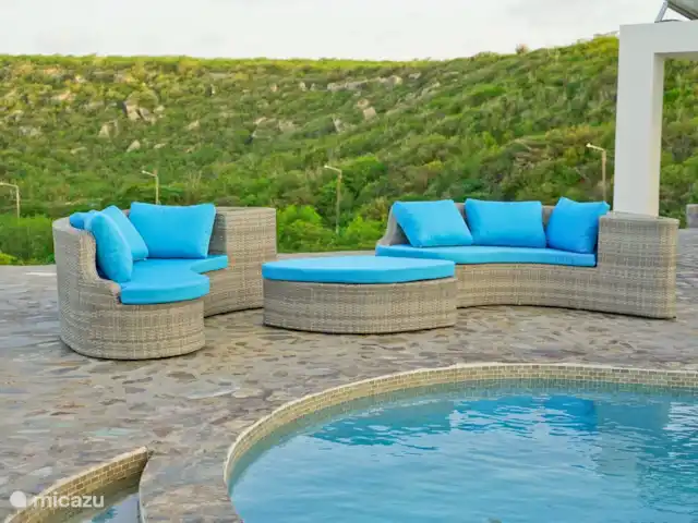 Chong’s Villa huren in Curaçao, Banda Abou (west), Grote Berg - villa Lounge set buiten aan de pool