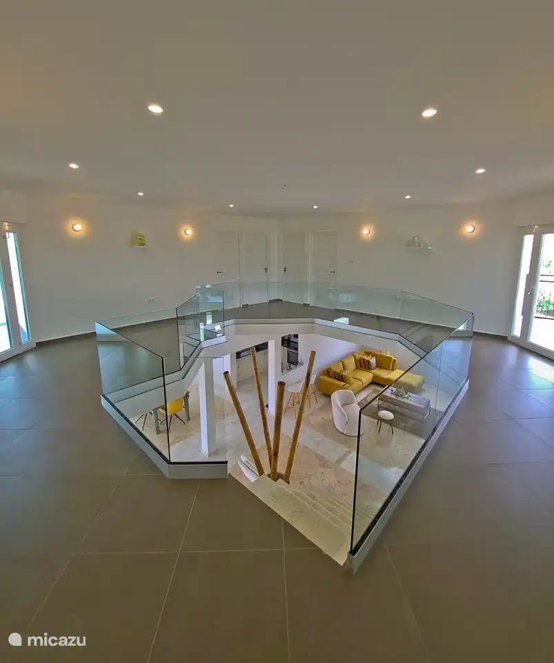 Andere Seite des Korridors im 2. Stock