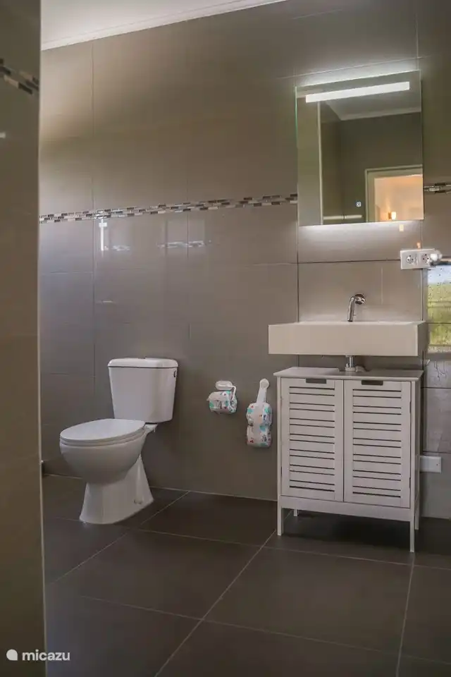 Ein weiteres Badezimmer im Obergeschoss