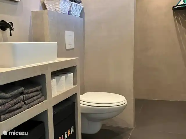 Oasis Giethoorn en Países Bajos, Overijssel, Giethoorn - casa rural / cabaña Baño nuevo que incluye calefacción por suelo radiante, ducha efecto lluvia, secador de pelo, toallas limpias, champú y gel de ducha.