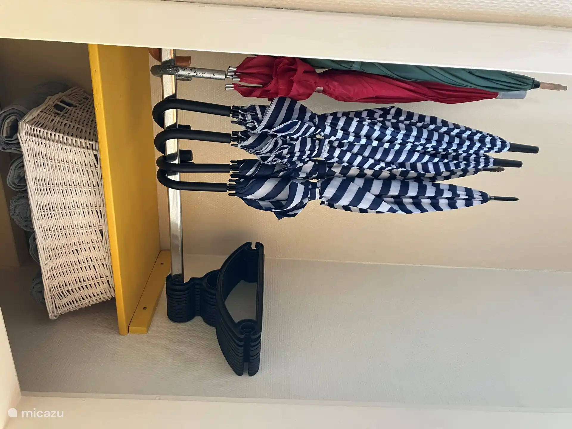 Garderobe begane grond met paraplu's en extra schone handdoeken waarvan u gratis gebruik kunt maken.