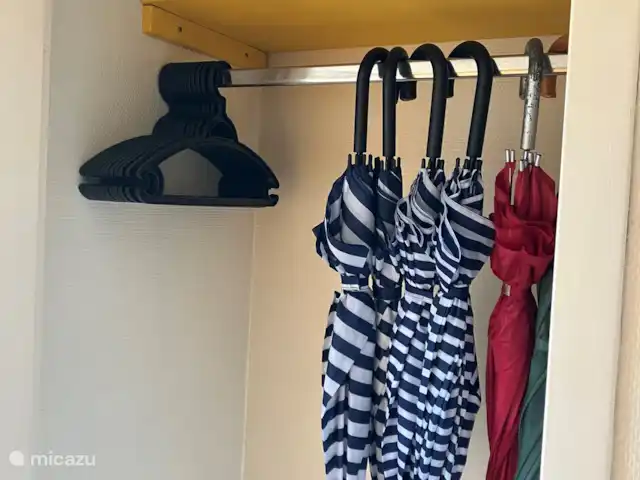 Oasis Giethoorn en Países Bajos, Overijssel, Giethoorn - casa rural / cabaña Guardarropa en la planta baja con sombrillas y toallas limpias adicionales que puede usar de forma gratuita.