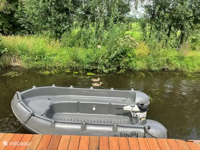 Oasis Giethoorn en Países Bajos, Overijssel, Giethoorn - casa rural / cabaña Puedes alquilar nuestro barco eléctrico por 100 euros. Navegue directamente hacia el acogedor canal del pueblo, hacia los cercanos lagos Bovenwijde, Beulakerwijde y Belterwijde, o hacia las hermosas reservas naturales del parque nacional Weerribben y Wieden.