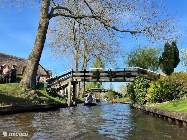 Oasis Giethoorn en Países Bajos, Overijssel, Giethoorn - casa rural / cabaña Los característicos puentes, canales del pueblo, hermosas granjas y casas de turba con tejados de paja determinan la imagen del pueblo.