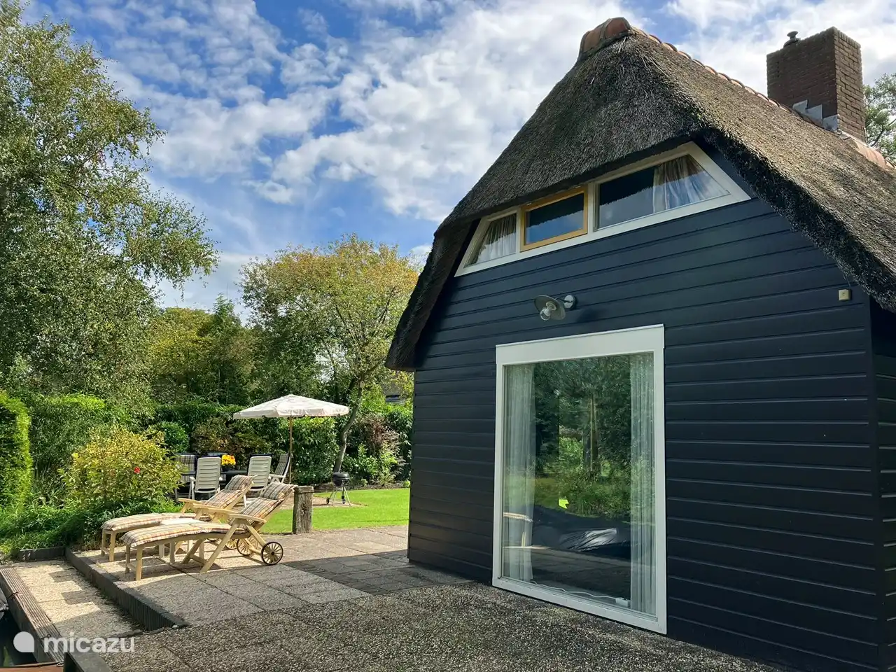 Foto van het huisje vanaf de nieuwe privé aanlegsteiger.