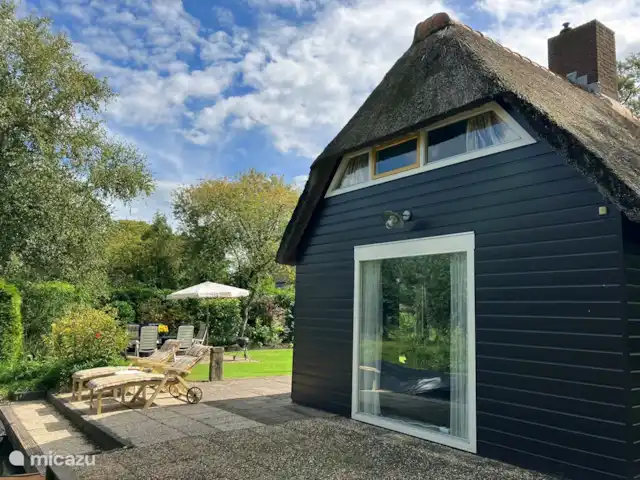 Oasis Giethoorn en Países Bajos, Overijssel, Giethoorn - casa rural / cabaña Foto de la cabaña desde el nuevo embarcadero privado.