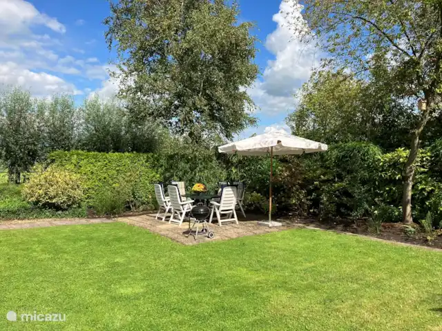 Oasis Giethoorn en Países Bajos, Overijssel, Giethoorn - casa rural / cabaña Amplio patio trasero con mucha privacidad y vegetación donde podrá relajarse y hacer una barbacoa.