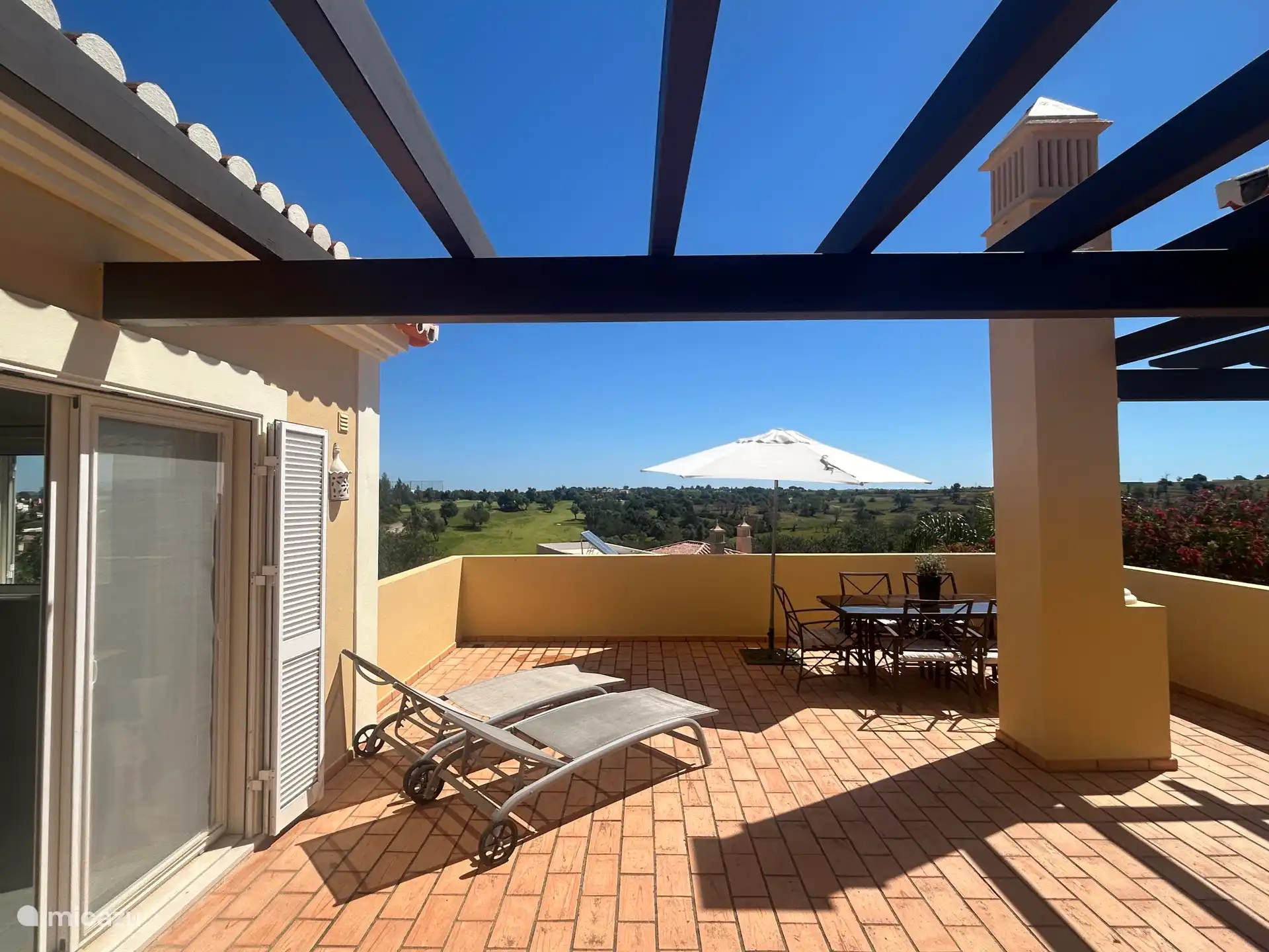 Dakterras met uitzicht over de golfbaan en de heuvels van Monchique
