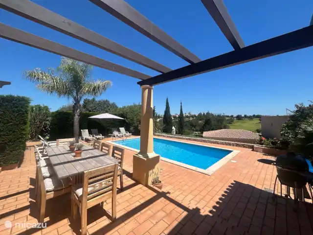Villa Meijer Golf en Portugal, Algarve, Carvoeiro - villa Preciosa terraza junto a la piscina con Green egg