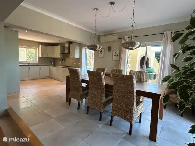 Villa Meijer Golf en Portugal, Algarve, Carvoeiro - villa Cocina abierta, comedor y acceso a cocina exterior y terrazas