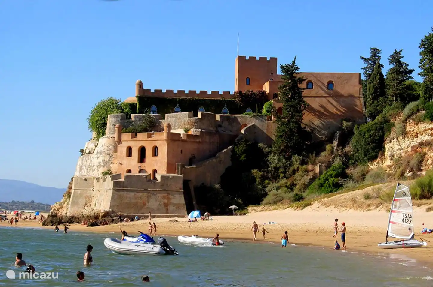 Castelo at Ferragudo beach