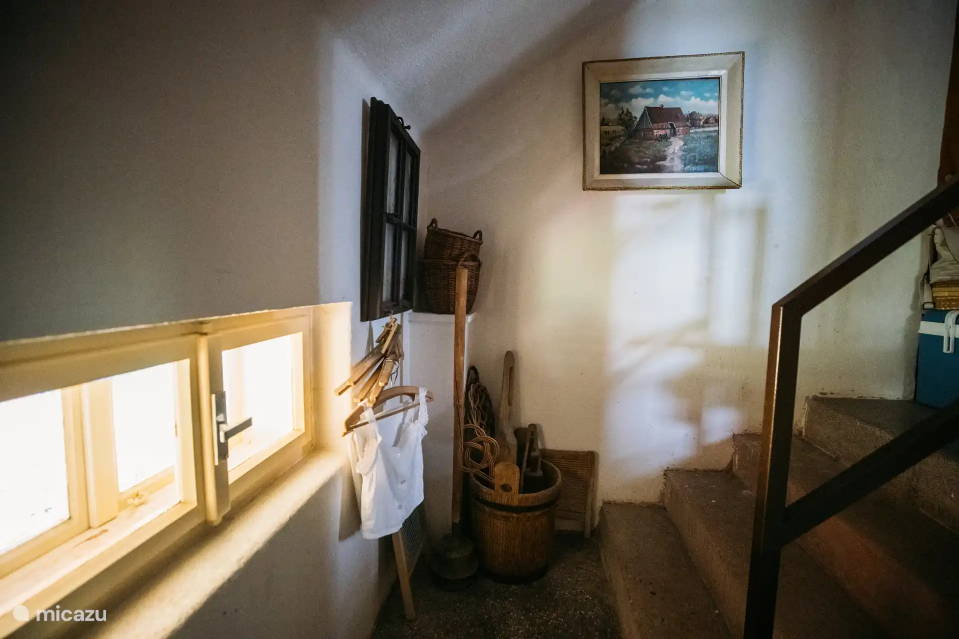 Authentische Ecke mit originalen Details und alten Utensilien – eine stimmungsvolle Anspielung auf die Vergangenheit des Hauses.