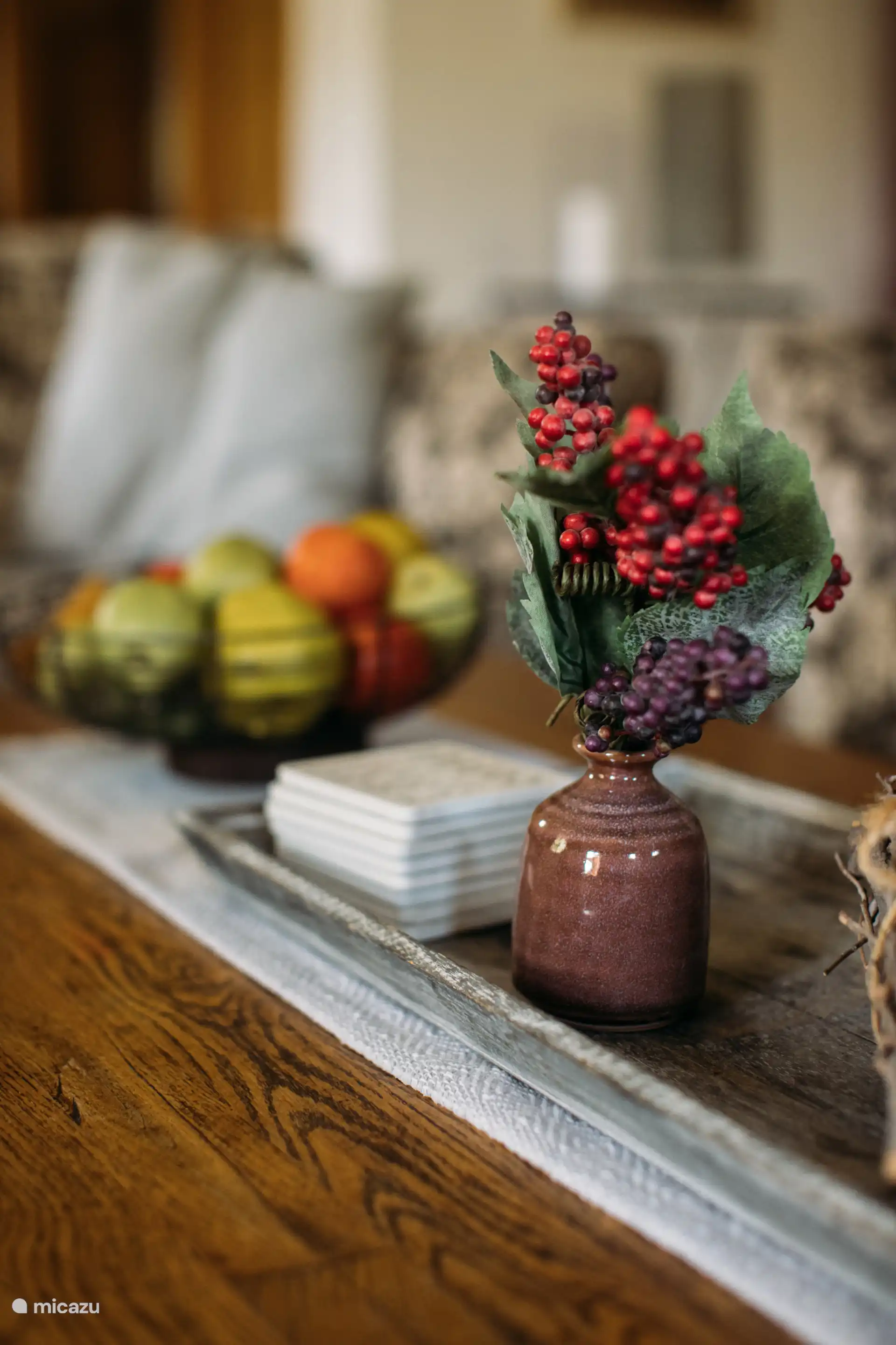 Stimmungsvolle Details machen das Wohnzimmer im Maridu Home Elizabeth zu einem warmen Ort, an dem man sich wirklich entspannen kann.