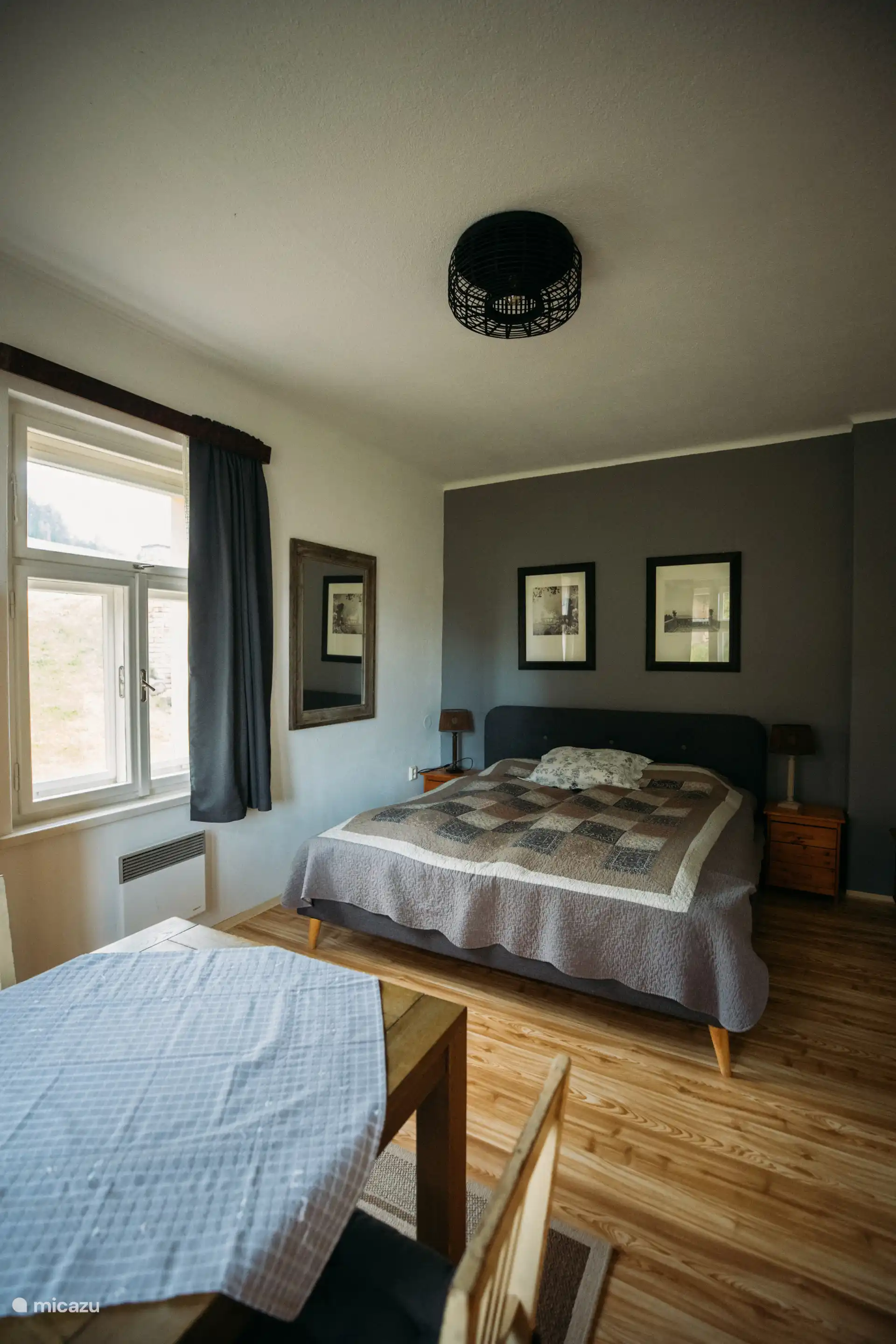 Komfortables Zimmer mit großzügigem Doppelbett, viel Tageslicht und ruhiger Aussicht – perfekt für einen erholsamen Aufenthalt.