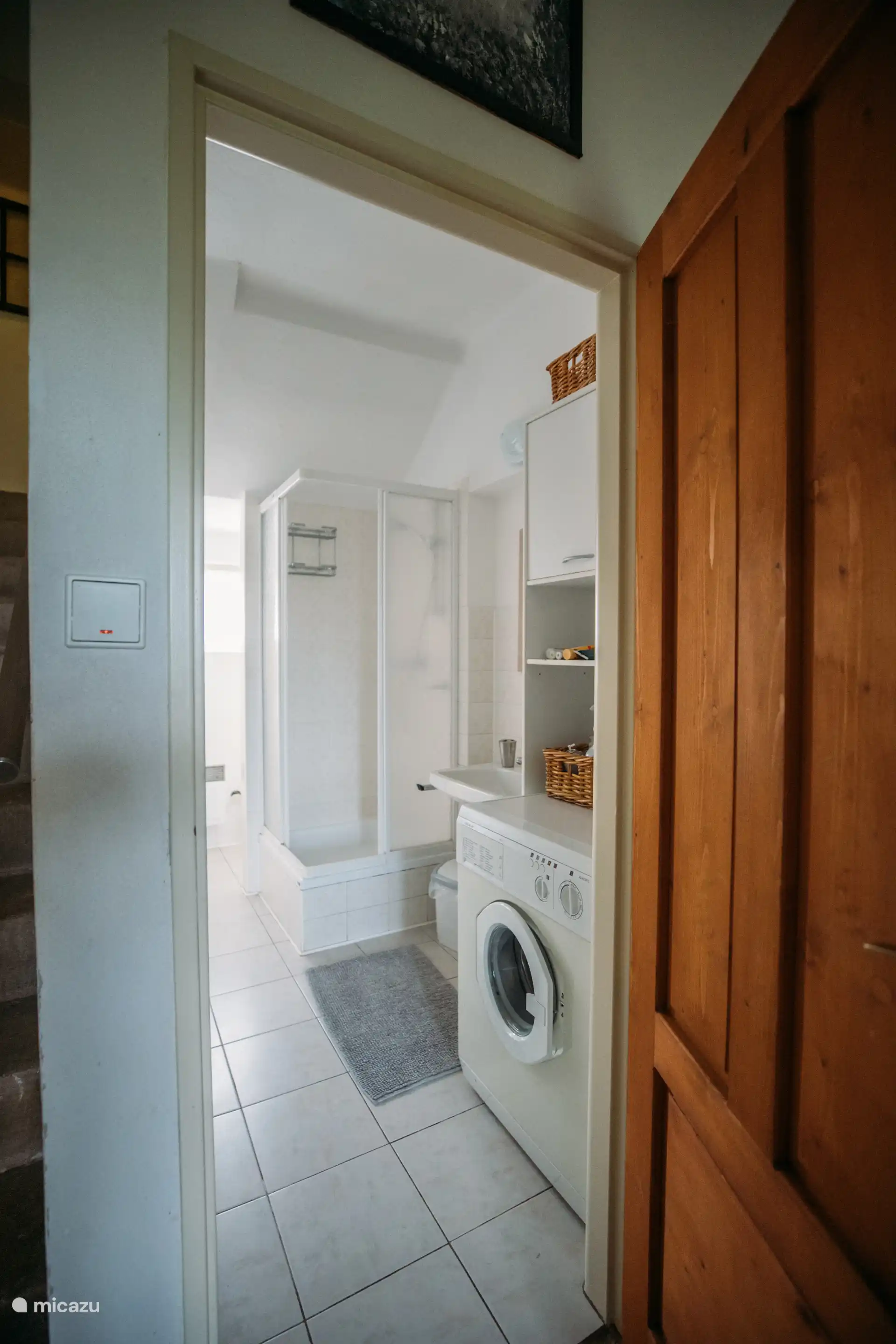 Badezimmer mit Dusche und Waschmaschine im Ferienhaus Maridu Home Elizabeth – ideal für einen komfortablen Aufenthalt in der Tschechischen Republik.