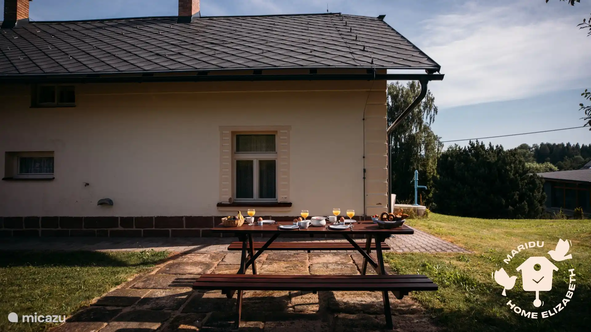 Beginnen Sie Ihren Tag mit frischen Brötchen und Sonnenstrahlen im Ferienhaus Elizabeth. Hier fühlt sich jeder Morgen an wie ein Sonntag.
